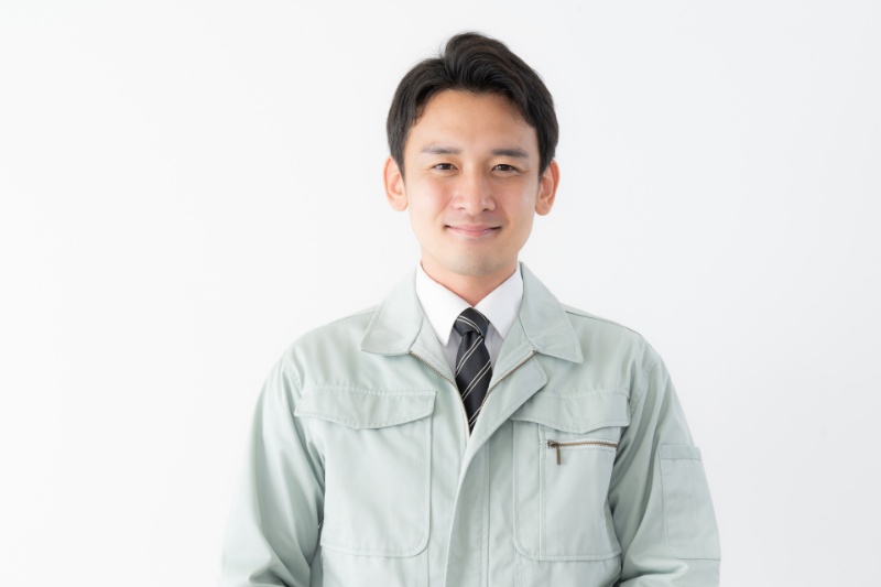 ポーズを決める作業服の男性